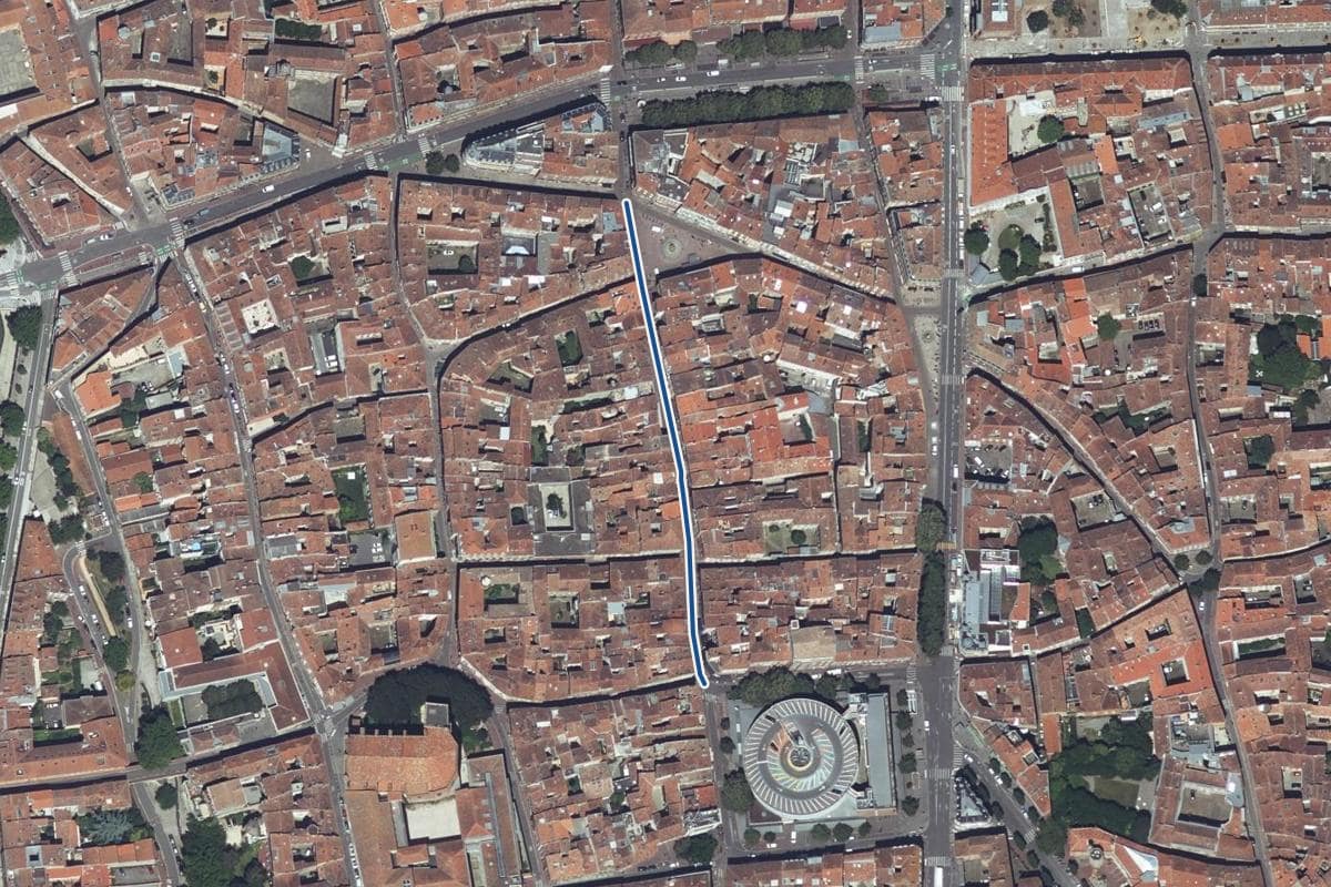 Vue aérienne de la rue des Filatiers en 2025, au même cadrage, la voie tracée en bleu