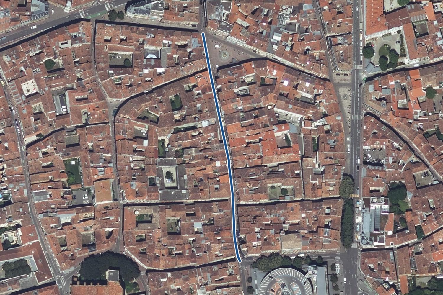 Vue aérienne de la rue des Filatiers à Toulouse, la voie tracée en bleu
