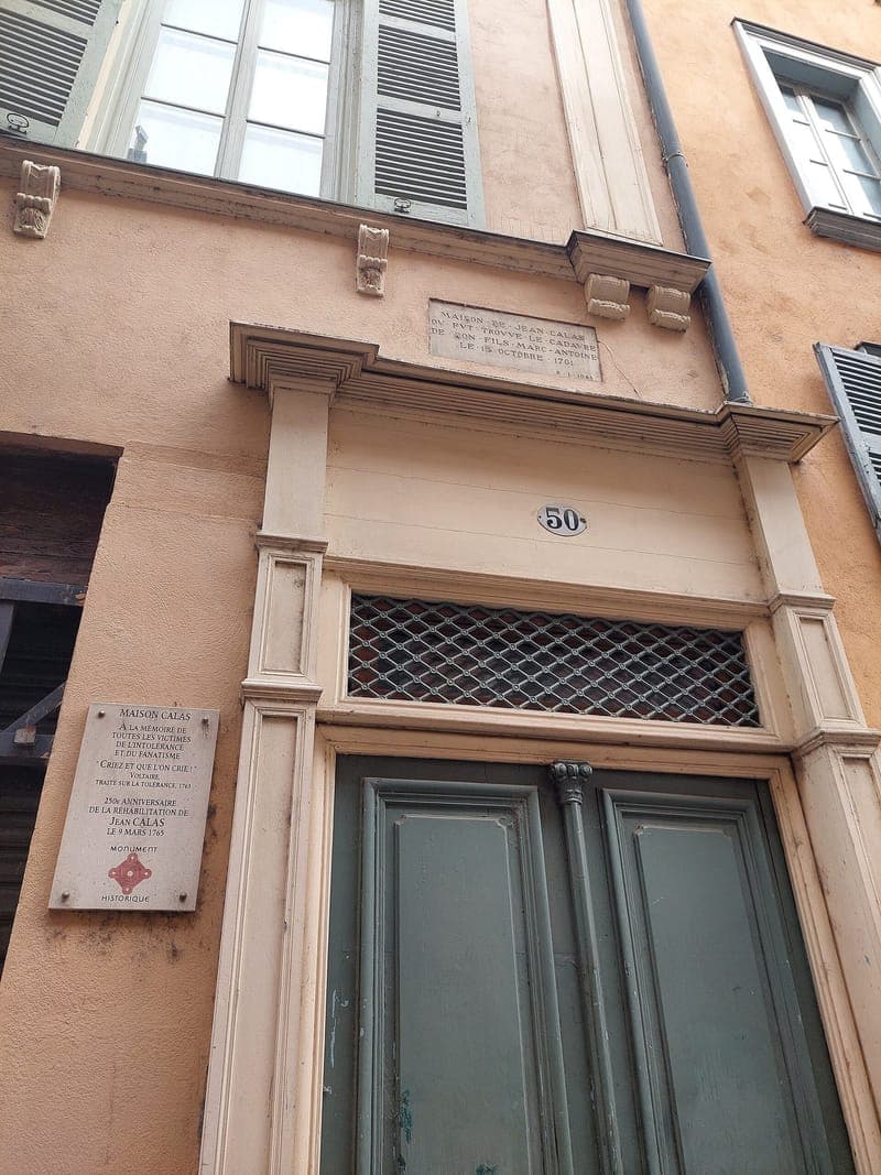 La porte d'entrée et la plaque commémorative de 2015 sur la maison de Jean Calas, rue des Filatiers.