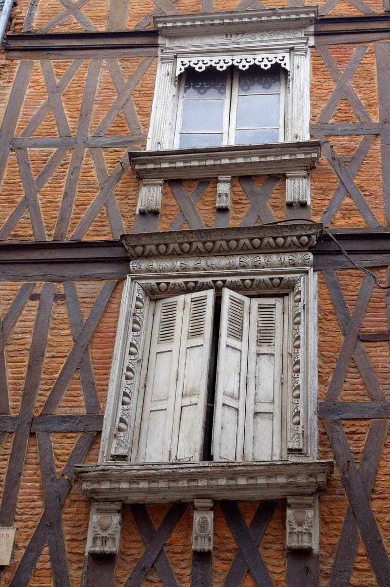 Le 9 rue des Filatiers : maison de l'orfèvre Elie Gérauld, de 1577, en colombage, aux fenêtres de bois sculpté.