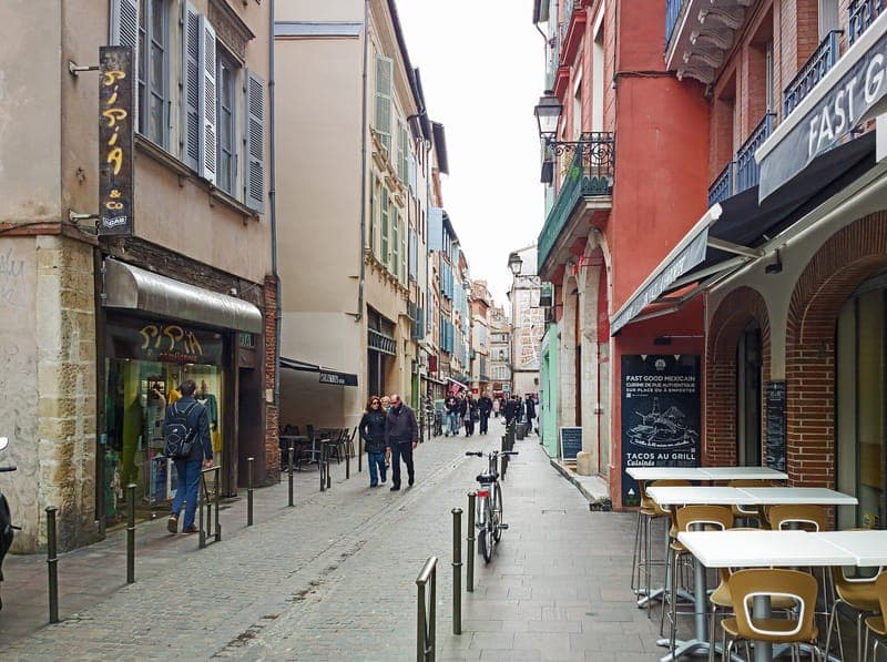 La rue des Filatiers vue depuis la place de la Trinité, en 2015.