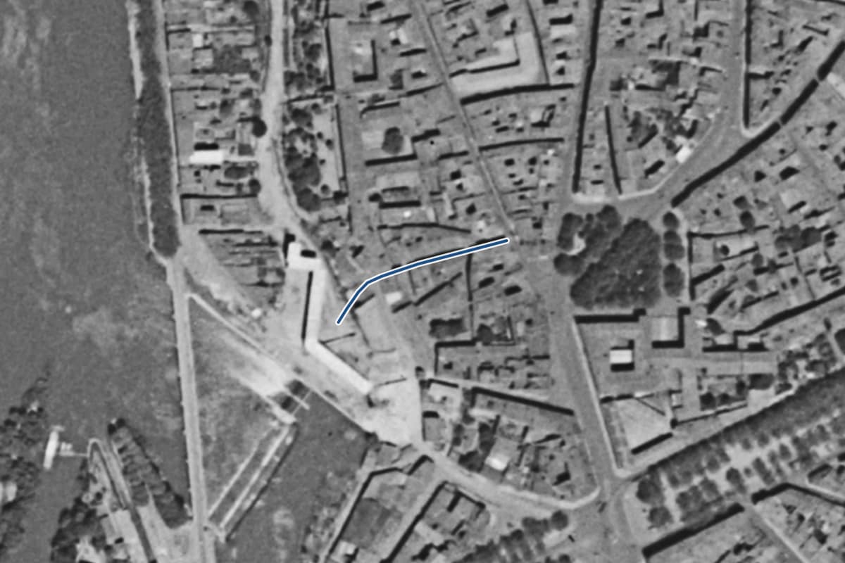 Vue aérienne de la rue des Moulins en 1954, en noir et blanc, la voie tracée en bleu