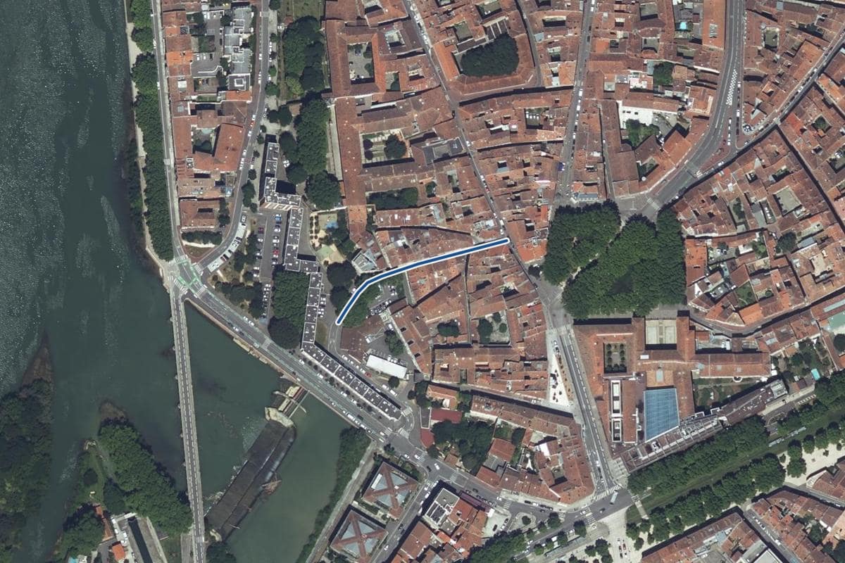 Vue aérienne de la rue des Moulins en 2025, au même cadrage, la voie tracée en bleu