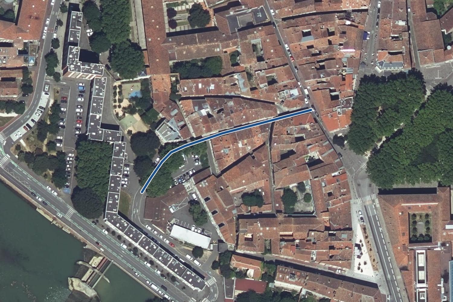 Vue aérienne de la rue des Moulins à Toulouse, la voie tracée en bleu