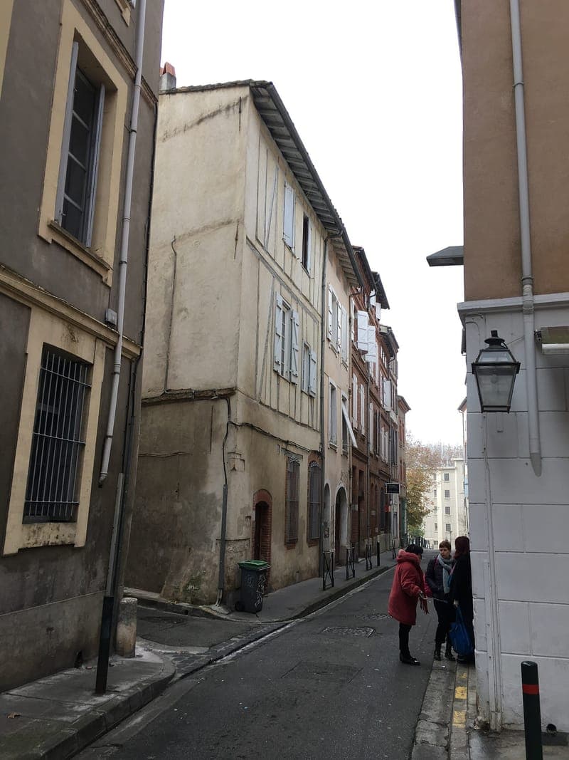 La rue des Moulins, à l'angle de la rue de l'Homme-Armé, à Toulouse, le 26 novembre 2016.