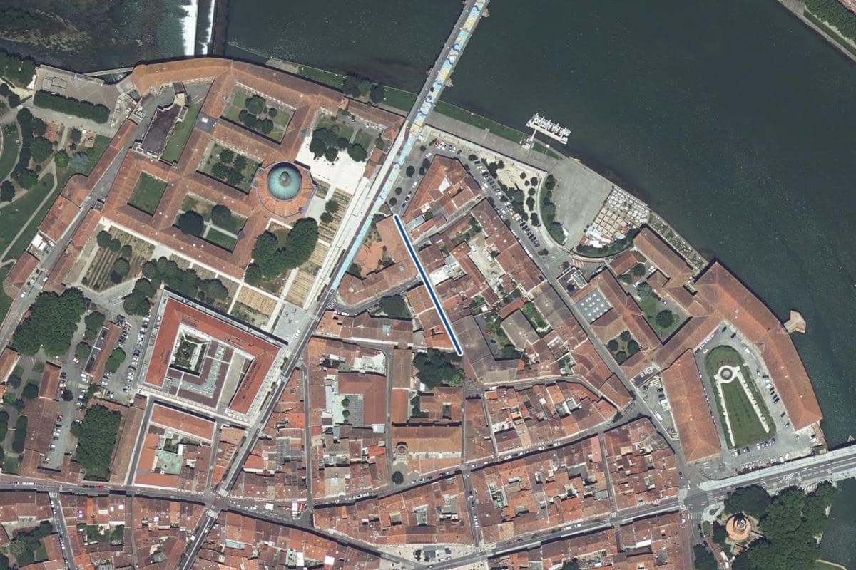 Vue aérienne de la rue des Novars en 2025, au même cadrage, la voie tracée en bleu