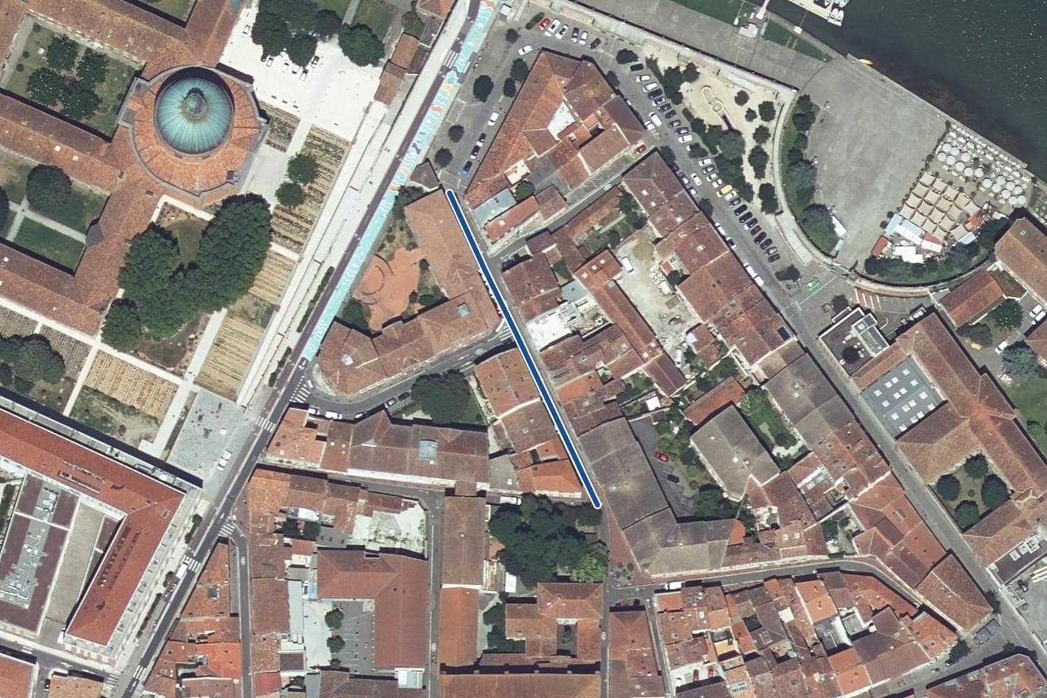 Vue aérienne de la rue des Novars à Toulouse, la voie tracée en bleu