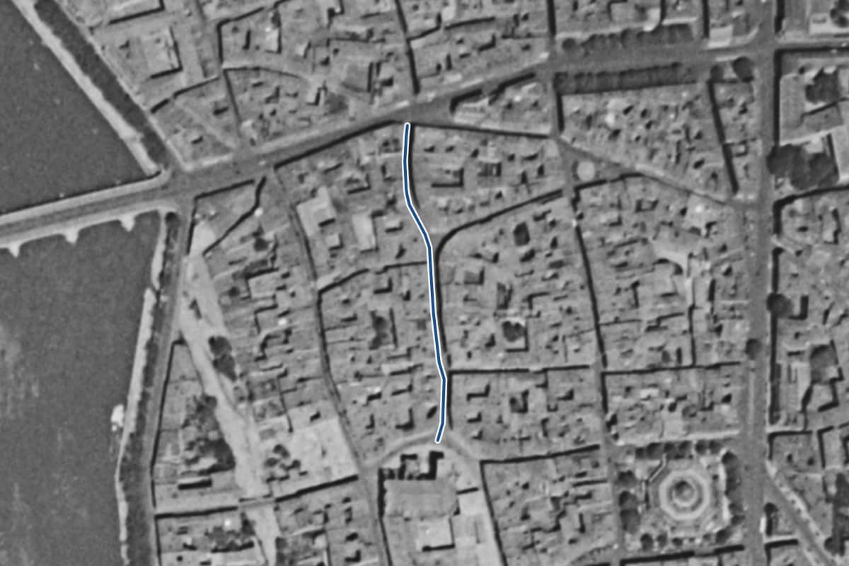 Vue aérienne de la rue des Paradoux en 1954, en noir et blanc, la voie tracée en bleu