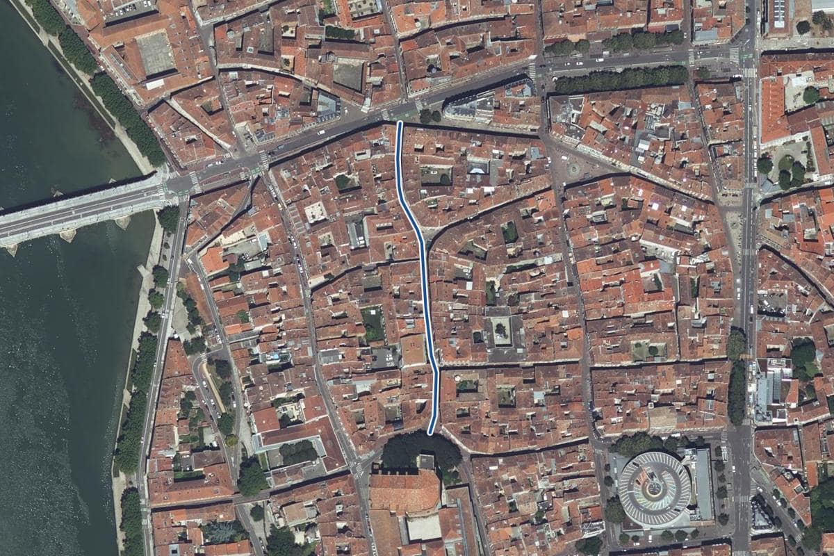 Vue aérienne de la rue des Paradoux en 2025, au même cadrage, la voie tracée en bleu