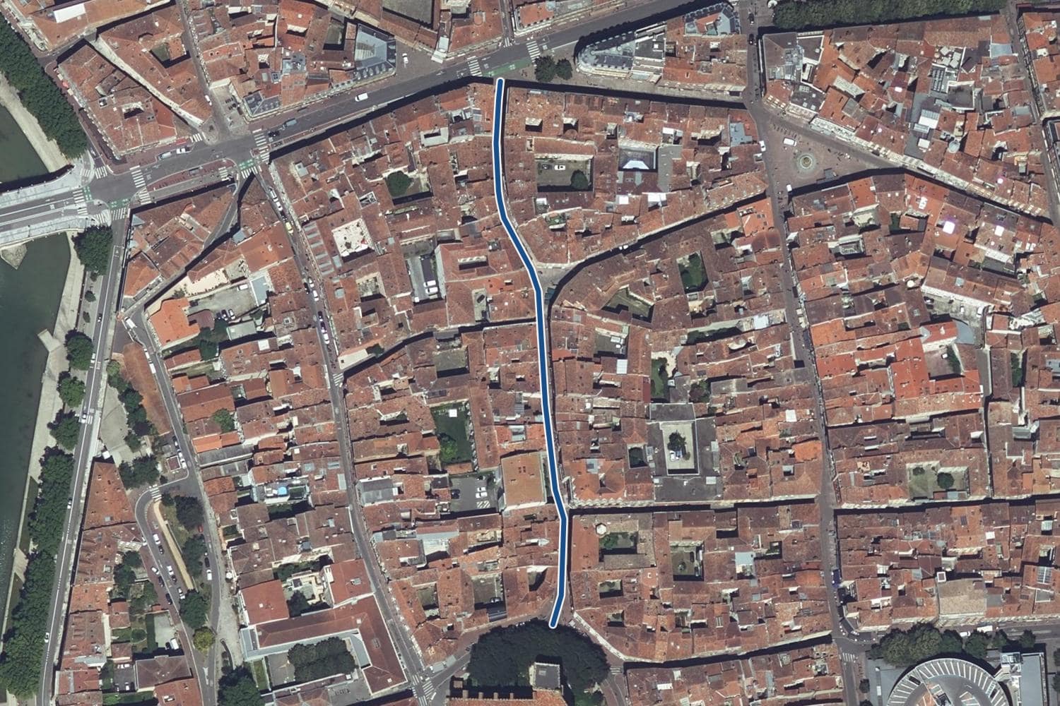 Vue aérienne de la rue des Paradoux à Toulouse, la voie tracée en bleu
