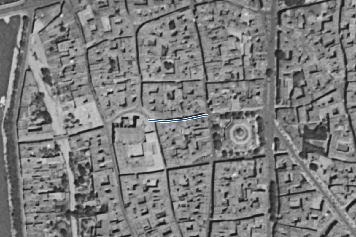Vue aérienne de la rue des Polinaires en 1954, en noir et blanc, la voie tracée en bleu