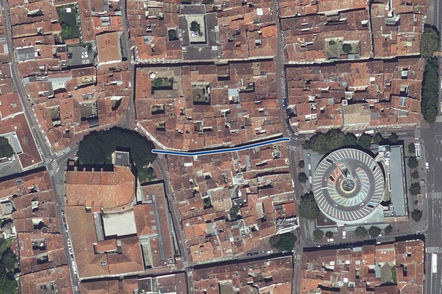 Vue aérienne de la rue des Polinaires à Toulouse, la voie tracée en bleu
