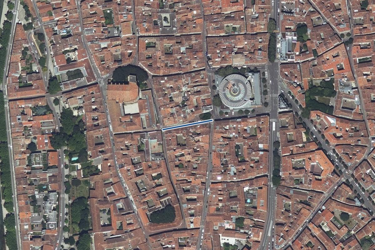 Vue aérienne de la rue des Prêtres en 2025, au même cadrage, la voie tracée en bleu