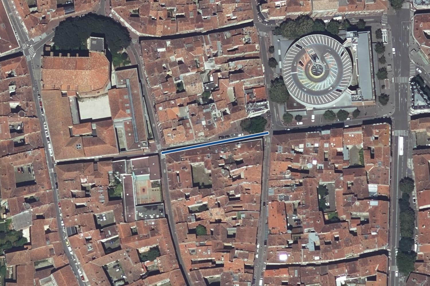 Vue aérienne de la rue des Prêtres à Toulouse, la voie tracée en bleu