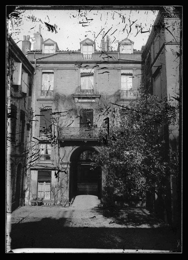 Cour de l’hôtel Roguier, domicile des Trutat, 3 rue des Prêtres, entre 1872 et 1887.