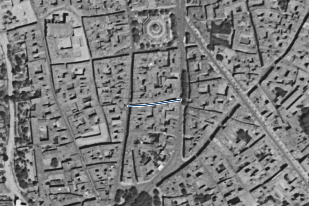 Vue aérienne de la rue des Régans en 1954, en noir et blanc, la voie tracée en bleu