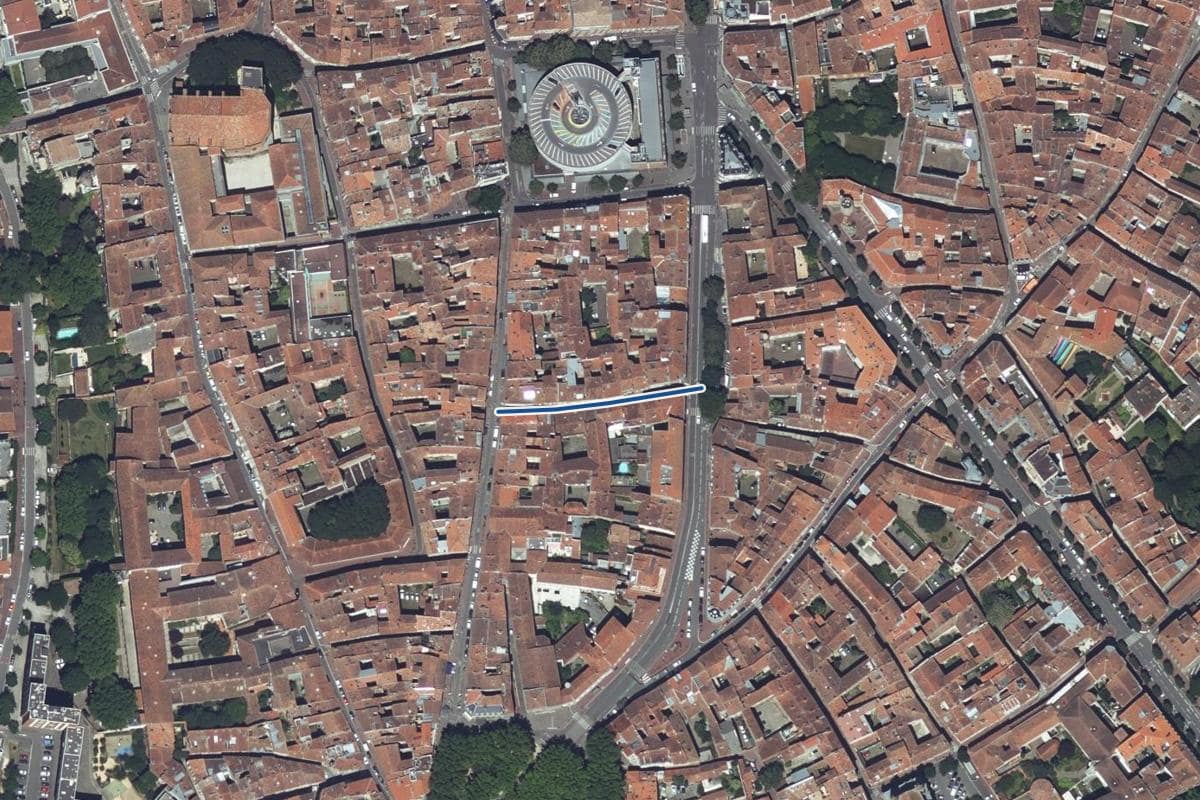 Vue aérienne de la rue des Régans en 2025, au même cadrage, la voie tracée en bleu