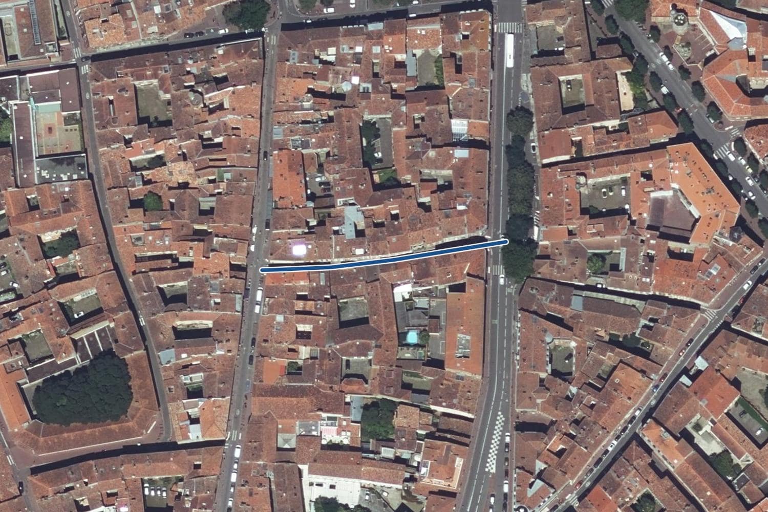 Vue aérienne de la rue des Régans à Toulouse, la voie tracée en bleu