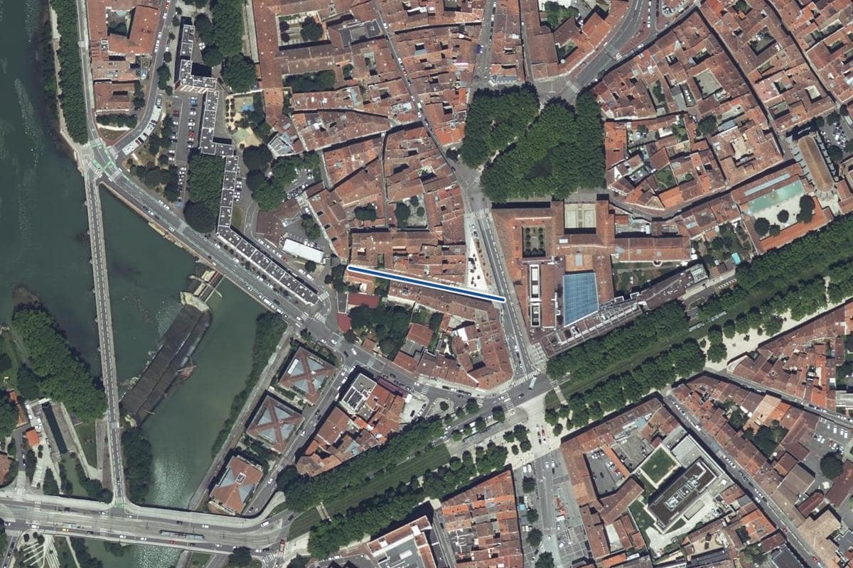 Vue aérienne de la rue des Renforts en 2025, au même cadrage, la voie tracée en bleu