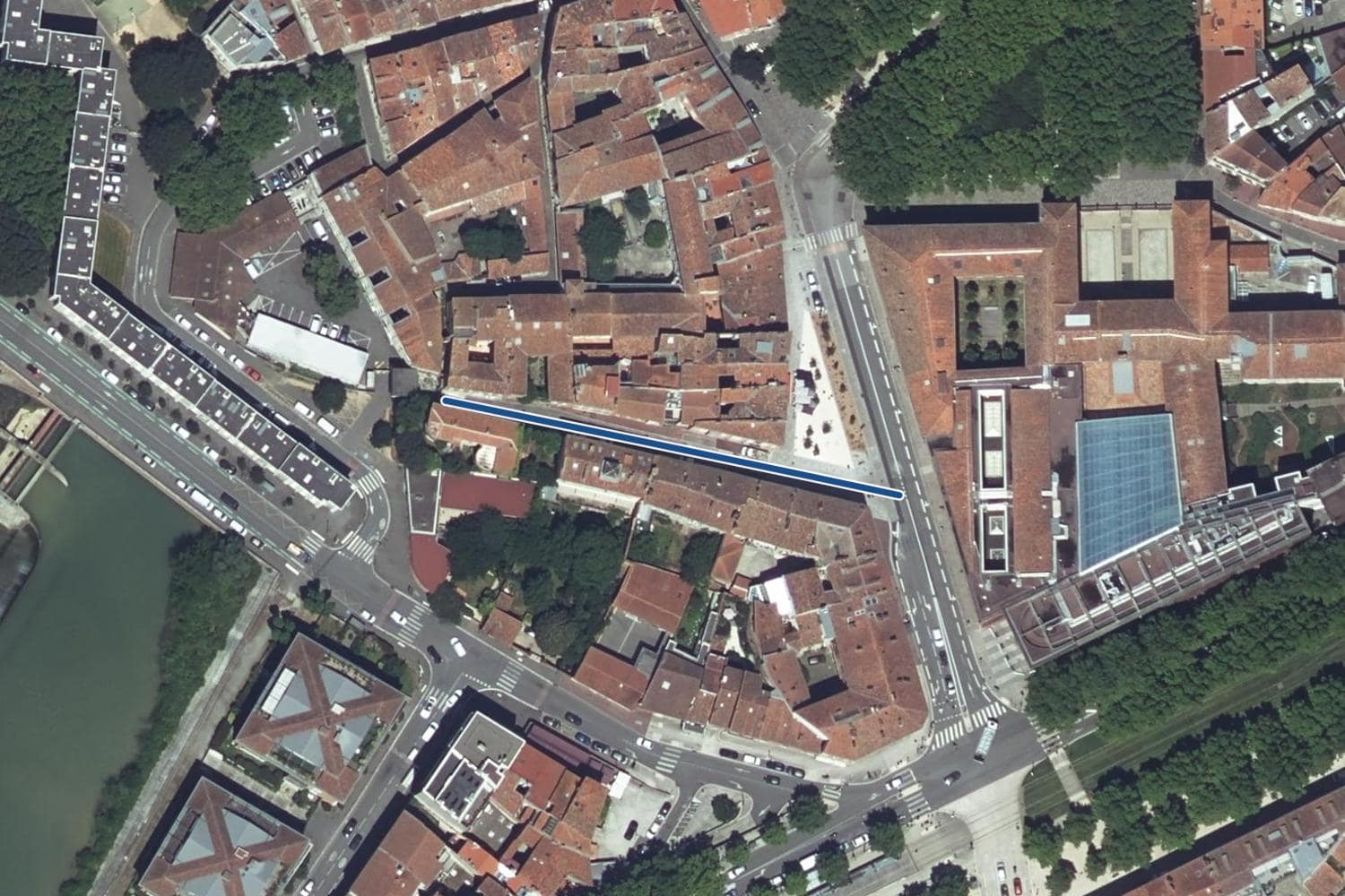 Vue aérienne de la rue des Renforts à Toulouse, la voie tracée en bleu