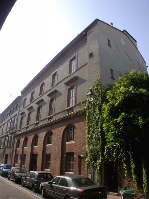 Le 8 rue des Renforts, grand immeuble à trois étages de la fin du XVIIIe siècle, en 2006.