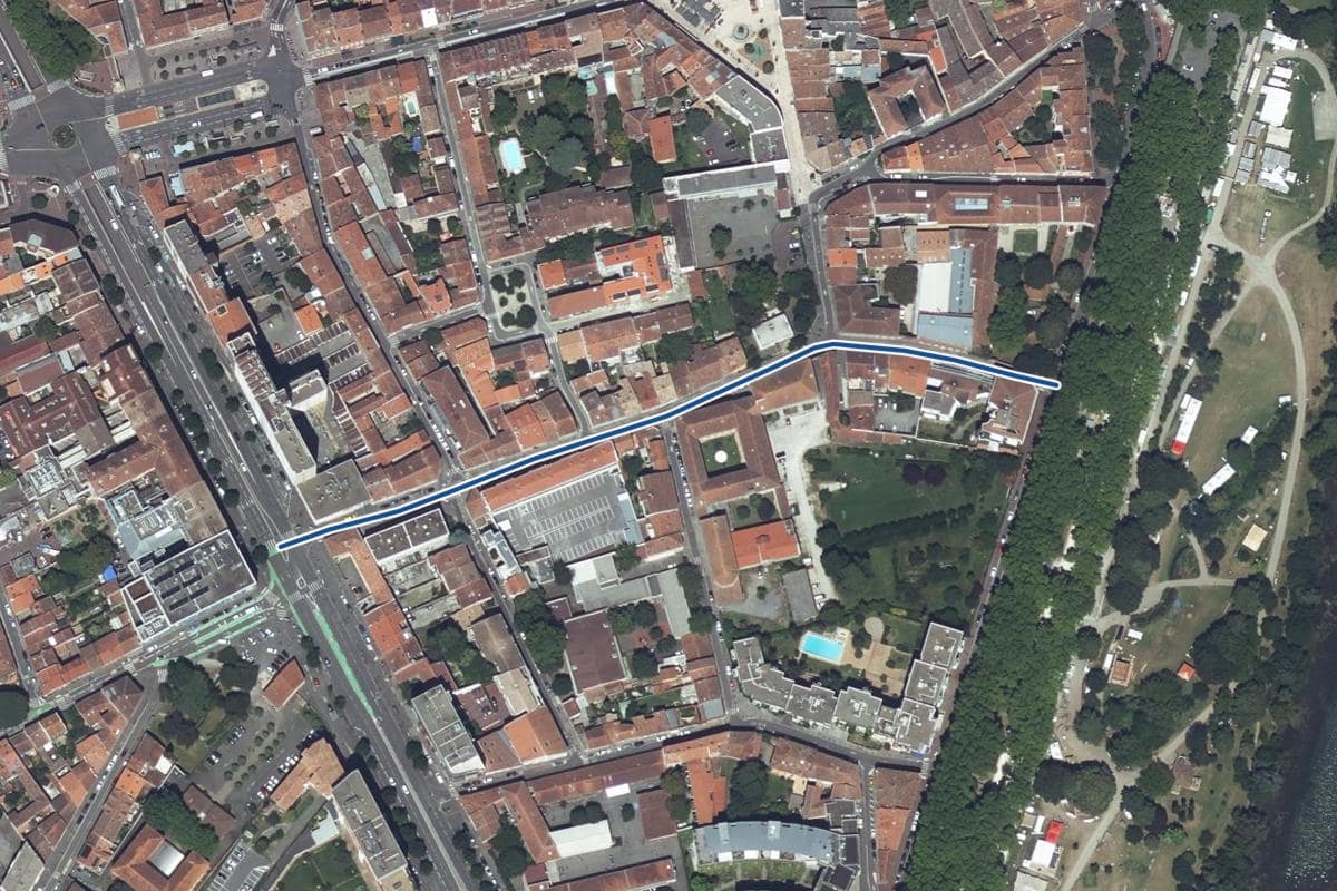 Vue aérienne de la rue des Teinturiers en 2025, au même cadrage, la voie tracée en bleu