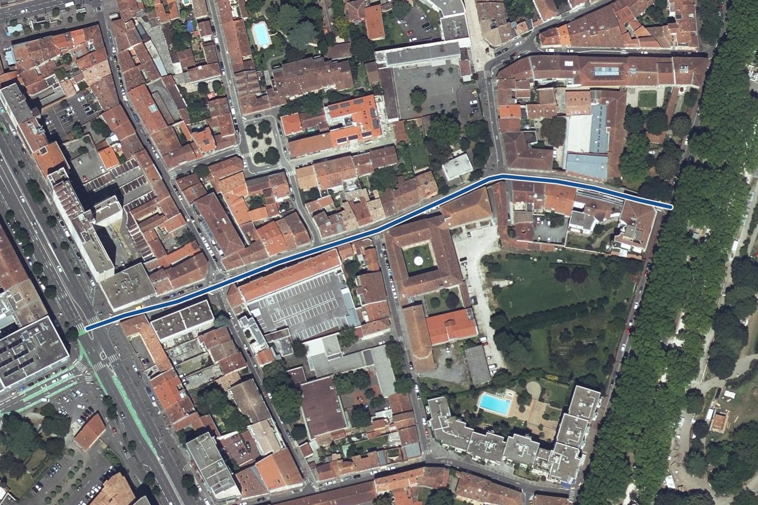Vue aérienne de la rue des Teinturiers à Toulouse, la voie tracée en bleu