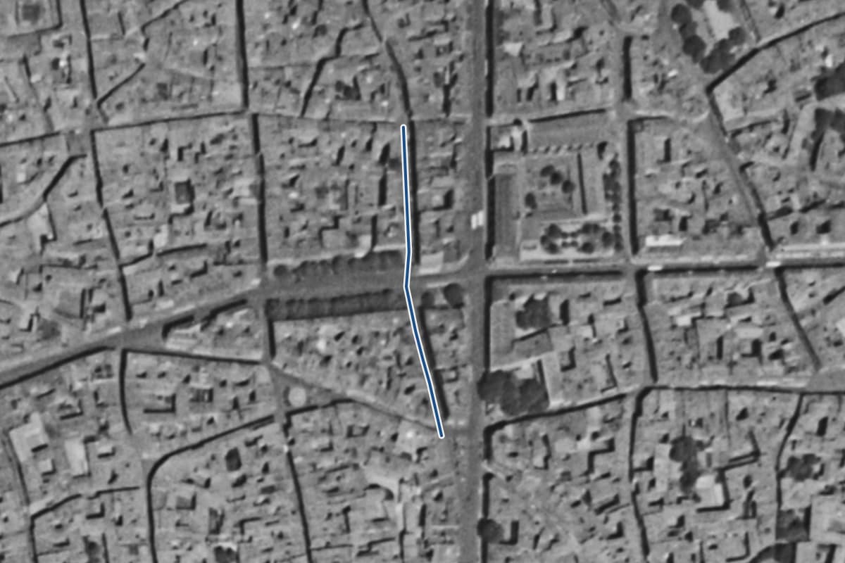 Vue aérienne de la rue des Tourneurs en 1954, en noir et blanc, la voie tracée en bleu