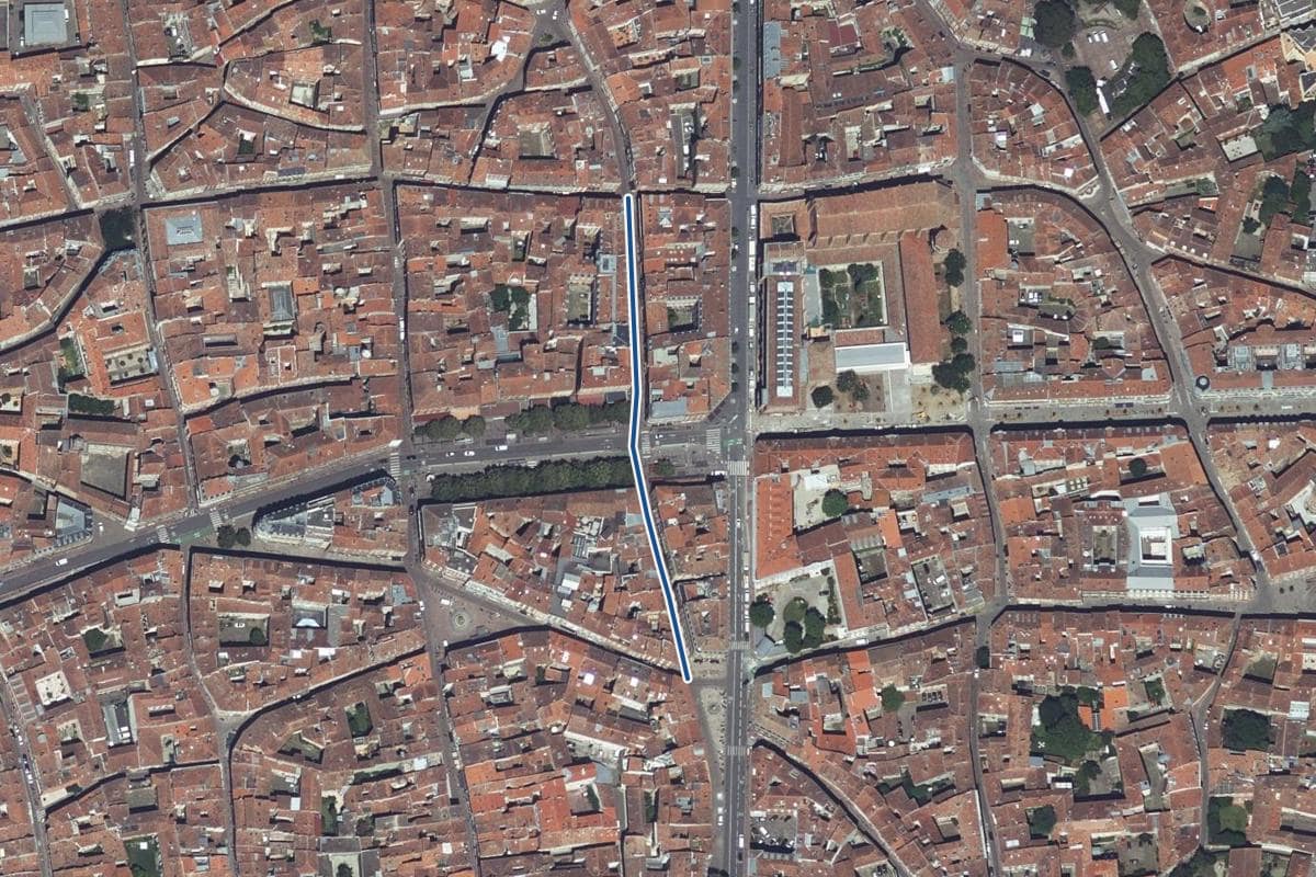 Vue aérienne de la rue des Tourneurs en 2025, au même cadrage, la voie tracée en bleu