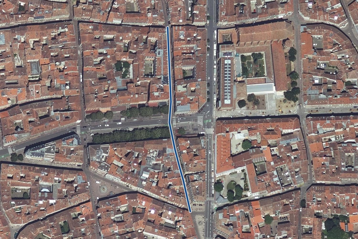 Vue aérienne de la rue des Tourneurs à Toulouse, la voie tracée en bleu