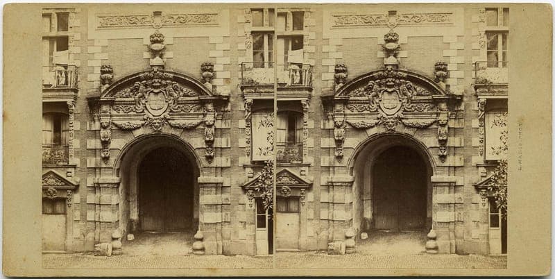 La porte de l’hôtel Desplats-Palaminy-Sipière, 45 rue des Tourneurs, vers 1865.