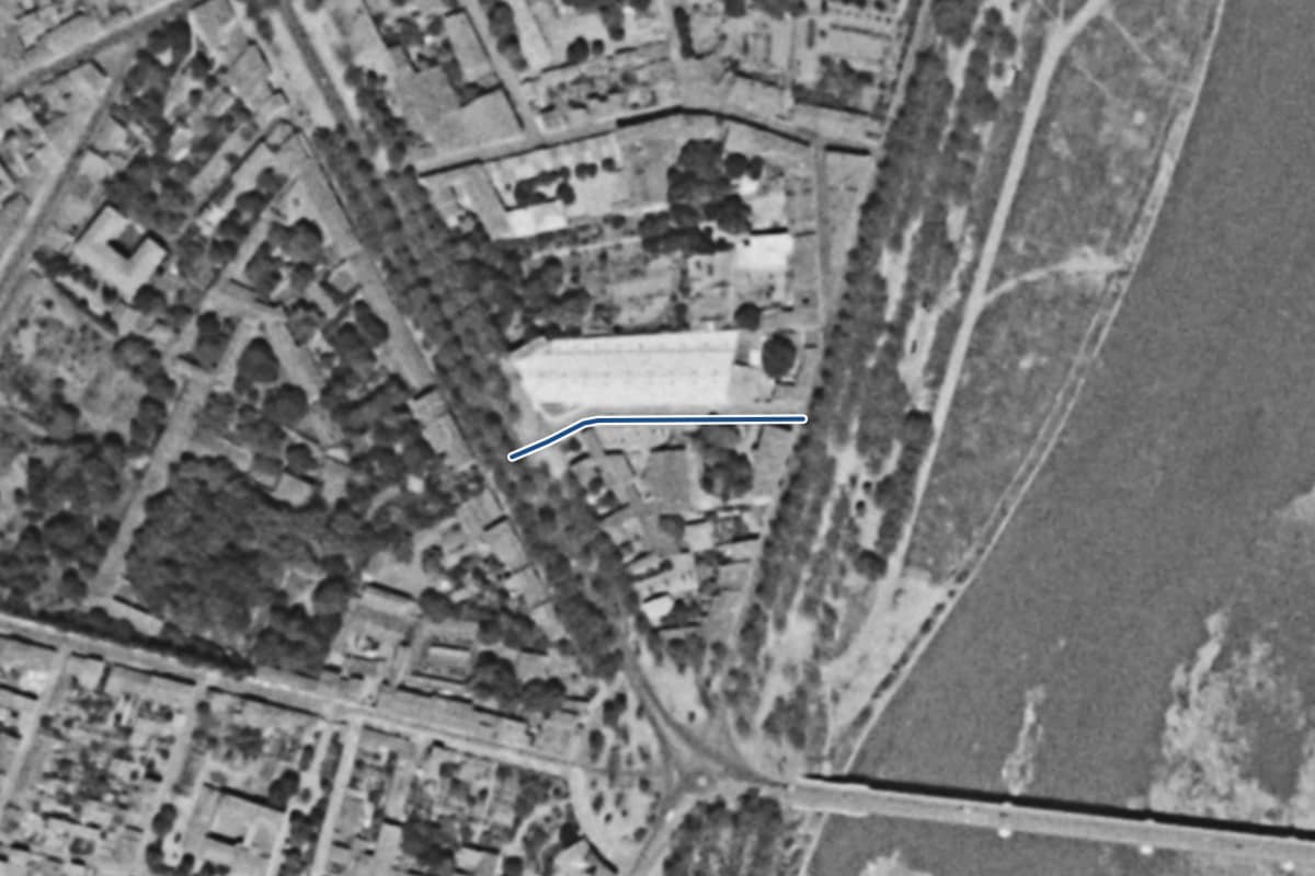 Vue aérienne de la rue du Docteur Louis Delherm en 1954, en noir et blanc, la voie tracée en bleu