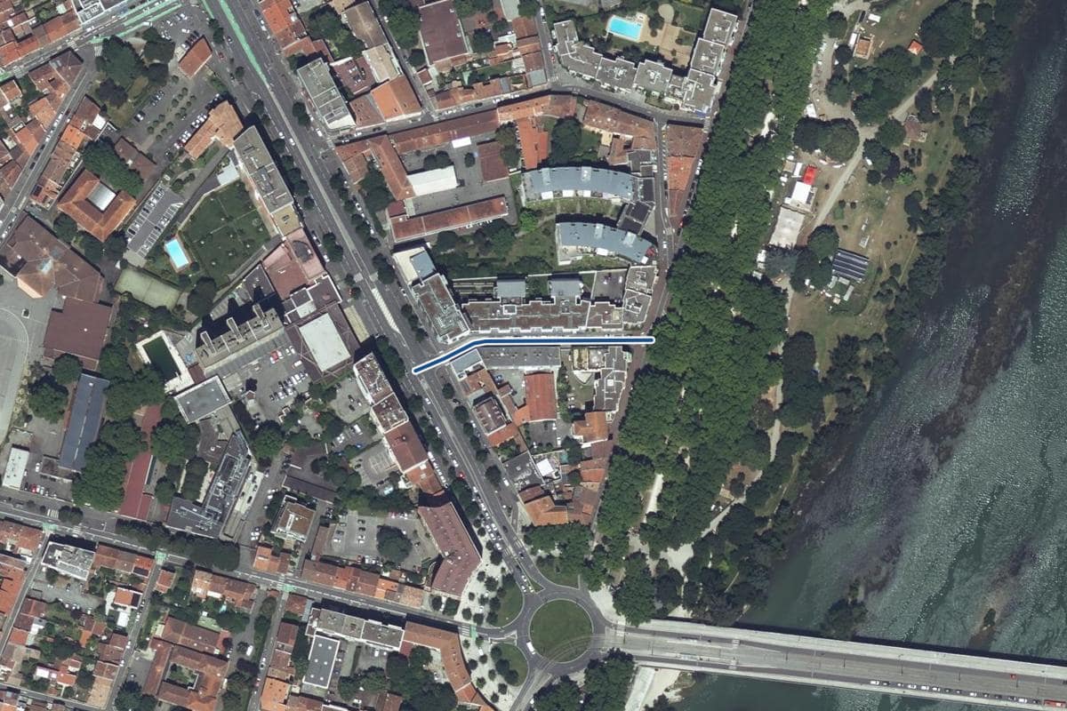 Vue aérienne de la rue du Docteur Louis Delherm en 2025, au même cadrage, la voie tracée en bleu