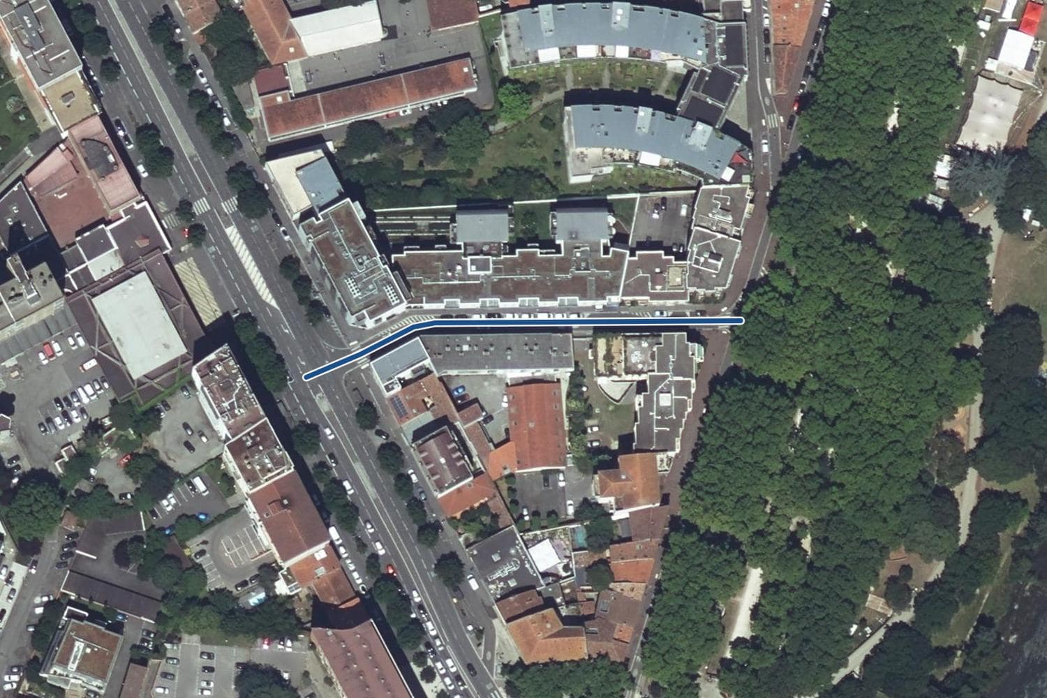 Vue aérienne de la rue du Docteur Louis Delherm à Toulouse, la voie tracée en bleu