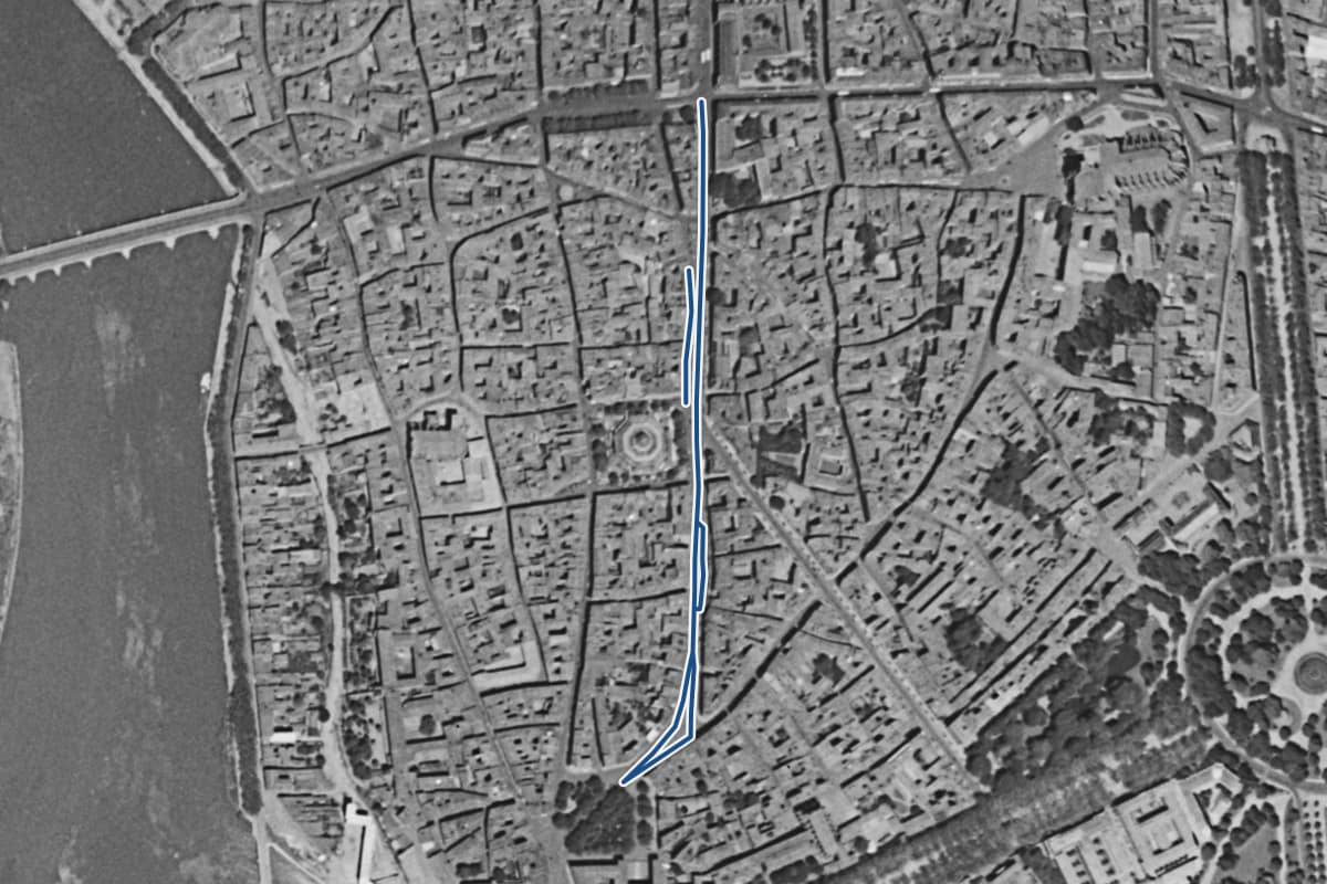 Vue aérienne de la rue du Languedoc en 1954, en noir et blanc, la voie tracée en bleu