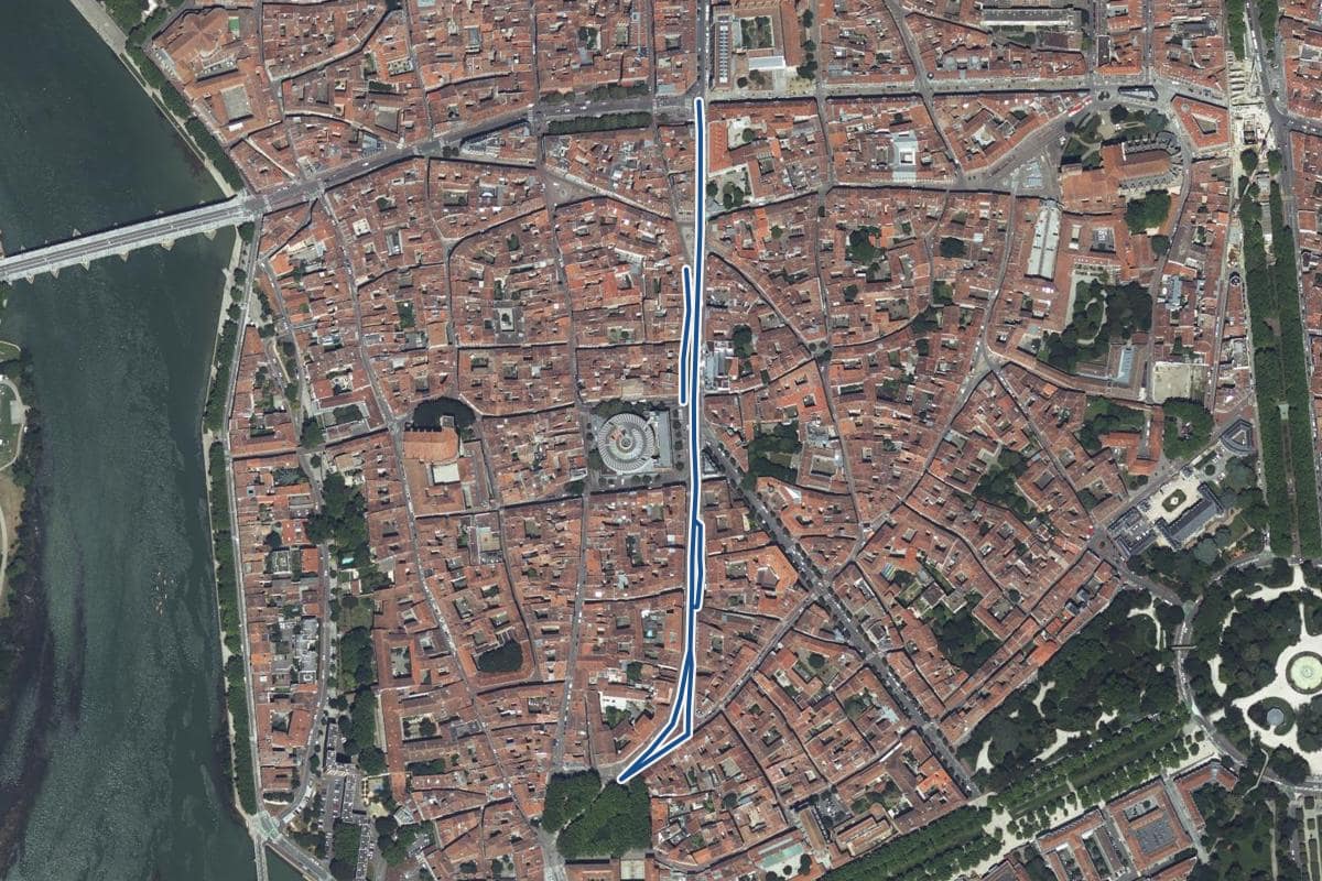 Vue aérienne de la rue du Languedoc en 2025, au même cadrage, la voie tracée en bleu
