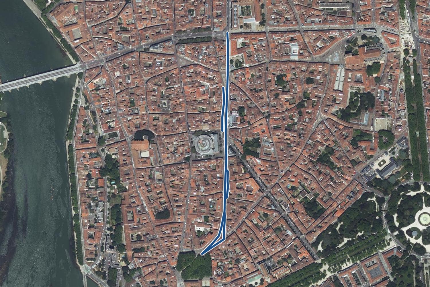 Vue aérienne de la rue du Languedoc à Toulouse, la voie tracée en bleu