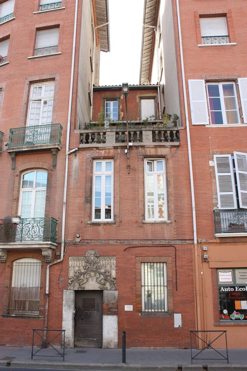 Porte gothique, au numéro 1 bis de la rue du Languedoc, en septembre 2012.