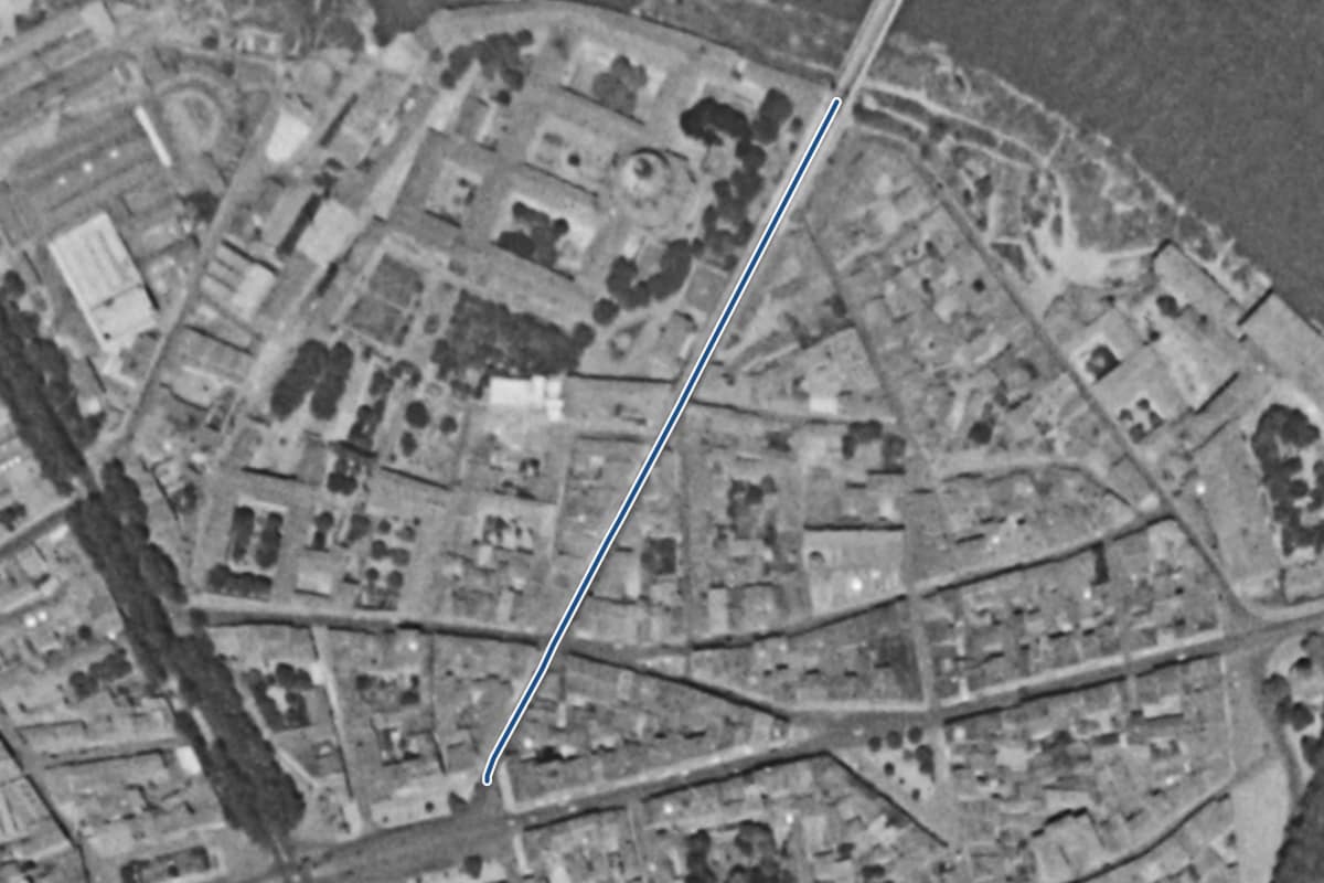 Vue aérienne de la rue du Pont-Saint-Pierre en 1954, en noir et blanc, la voie tracée en bleu