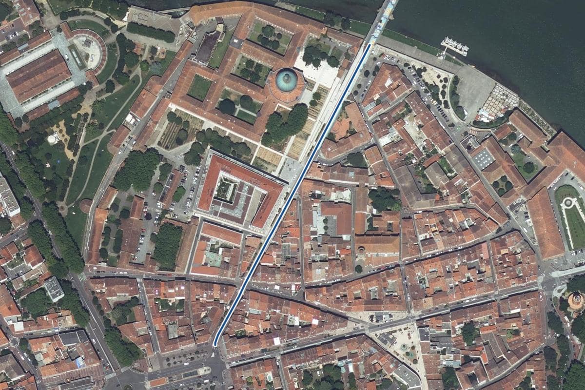 Vue aérienne de la rue du Pont-Saint-Pierre en 2025, au même cadrage, la voie tracée en bleu