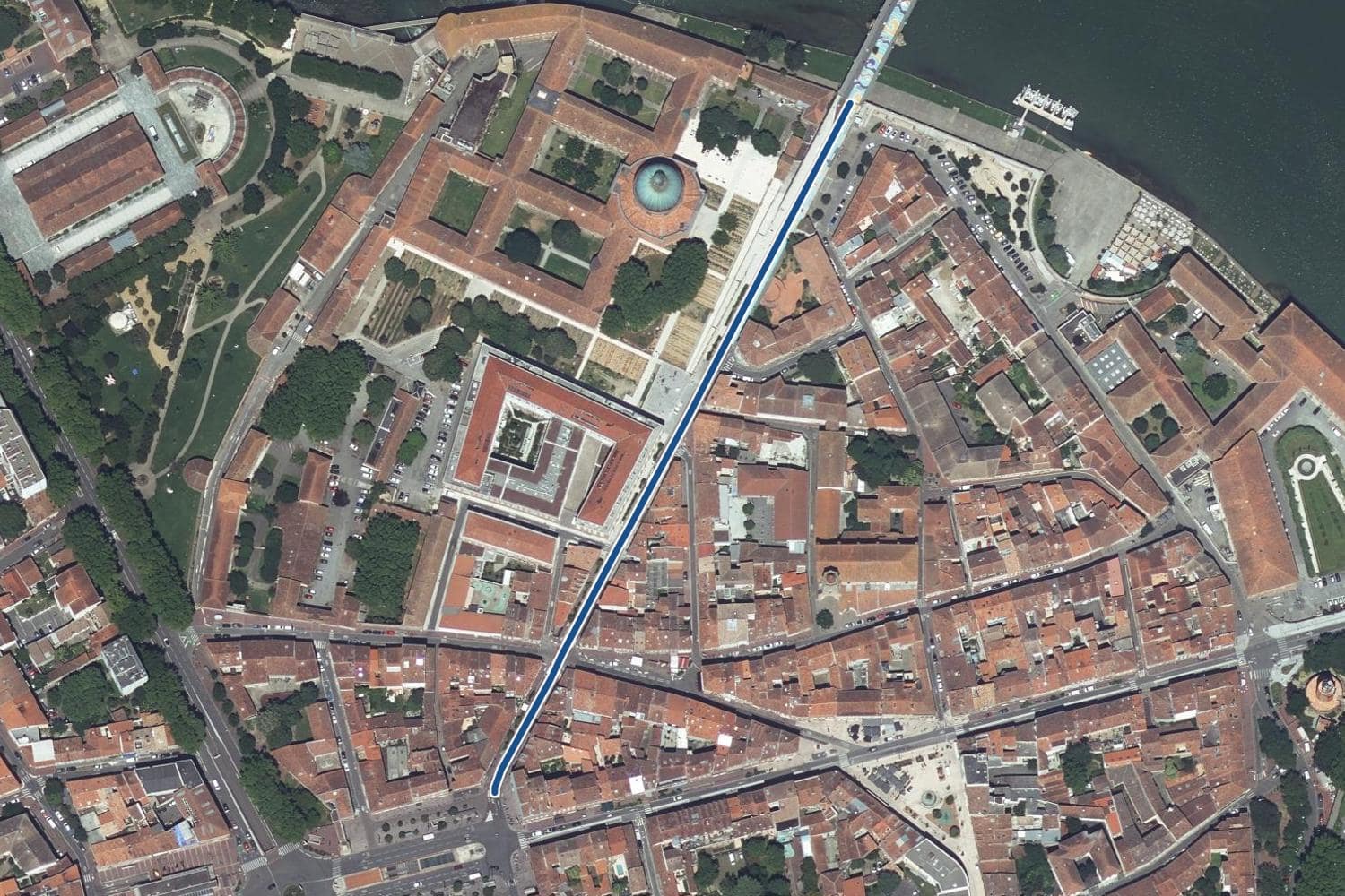 Vue aérienne de la rue du Pont-Saint-Pierre à Toulouse, la voie tracée en bleu