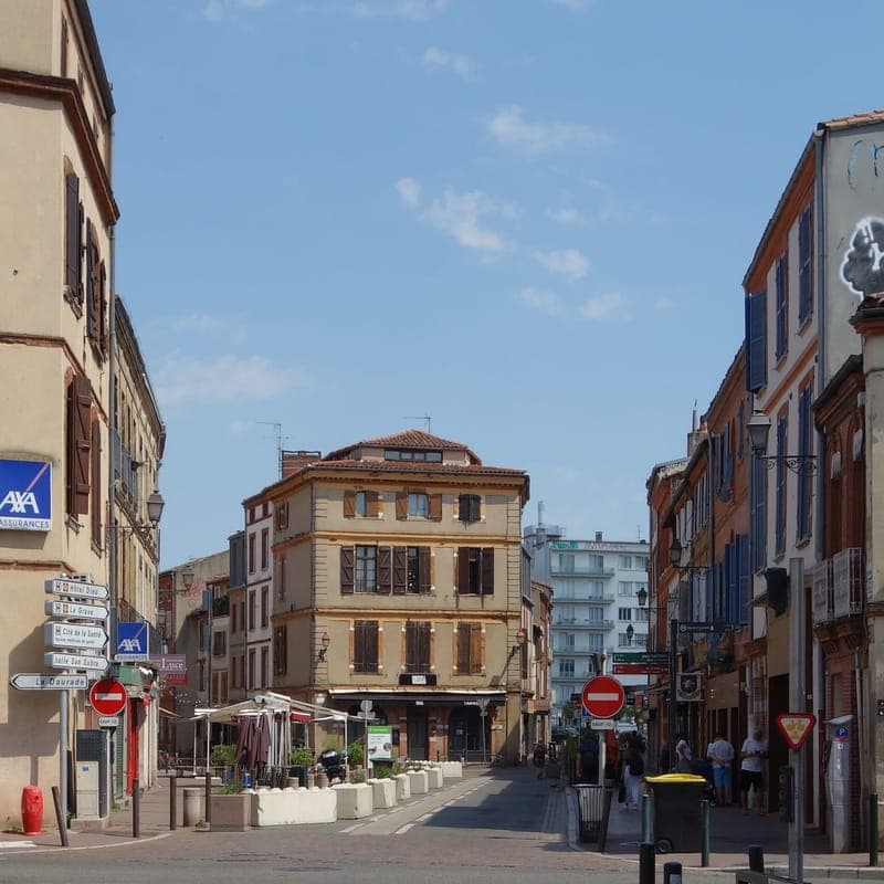 La place de l’Estrapade depuis la rue du Pont-Saint-Pierre, en août 2024.
