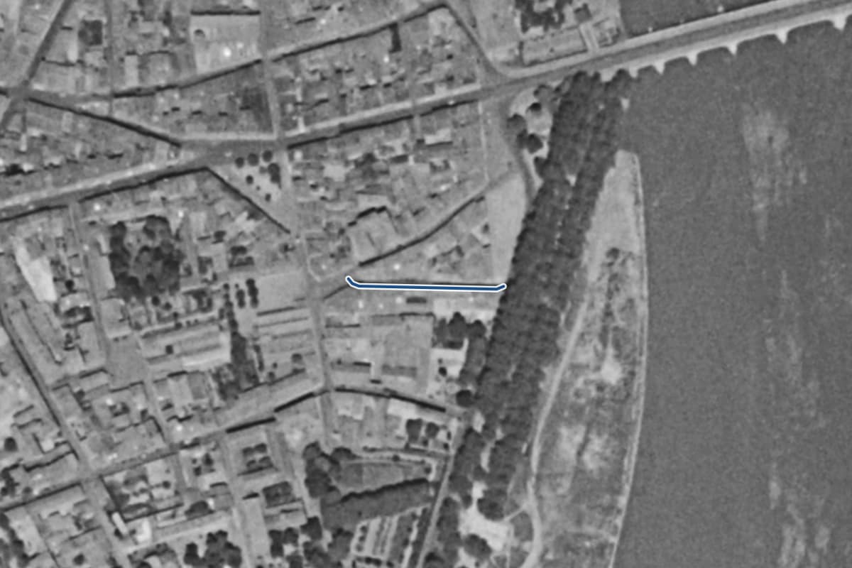 Vue aérienne de la rue du Pont-Vieux en 1954, en noir et blanc, la voie tracée en bleu