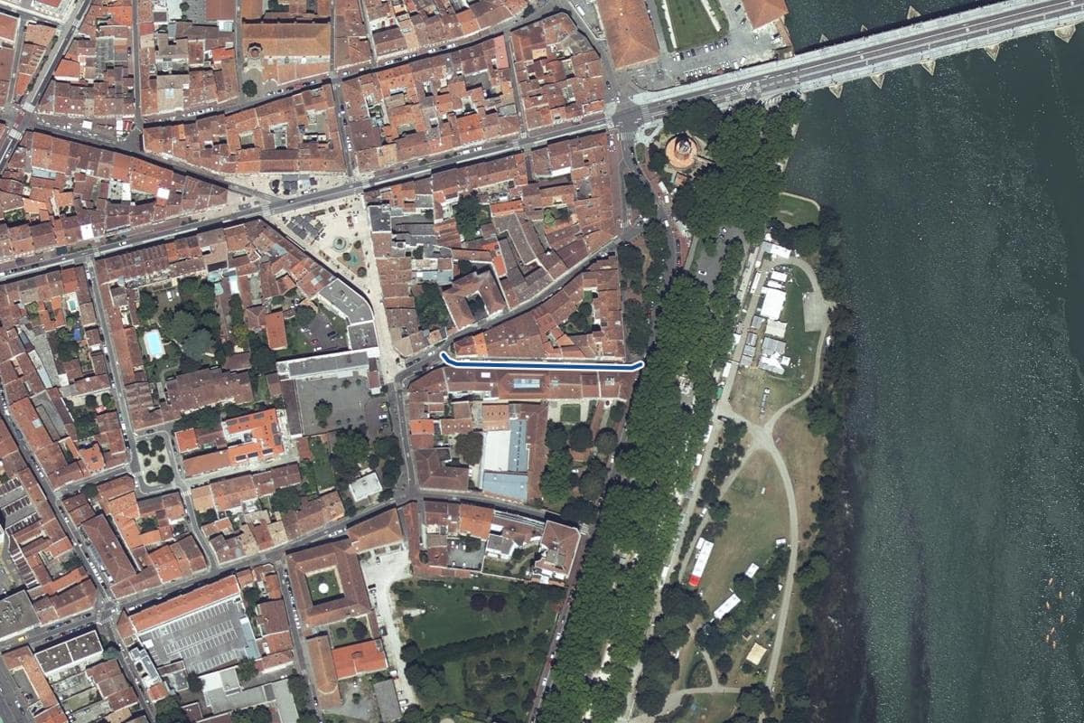 Vue aérienne de la rue du Pont-Vieux en 2025, au même cadrage, la voie tracée en bleu