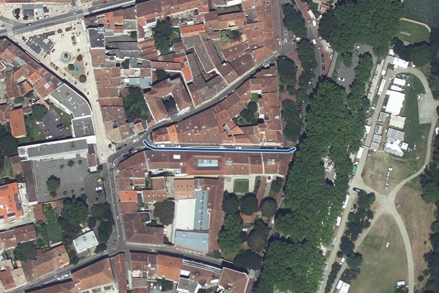Vue aérienne de la rue du Pont-Vieux à Toulouse, la voie tracée en bleu
