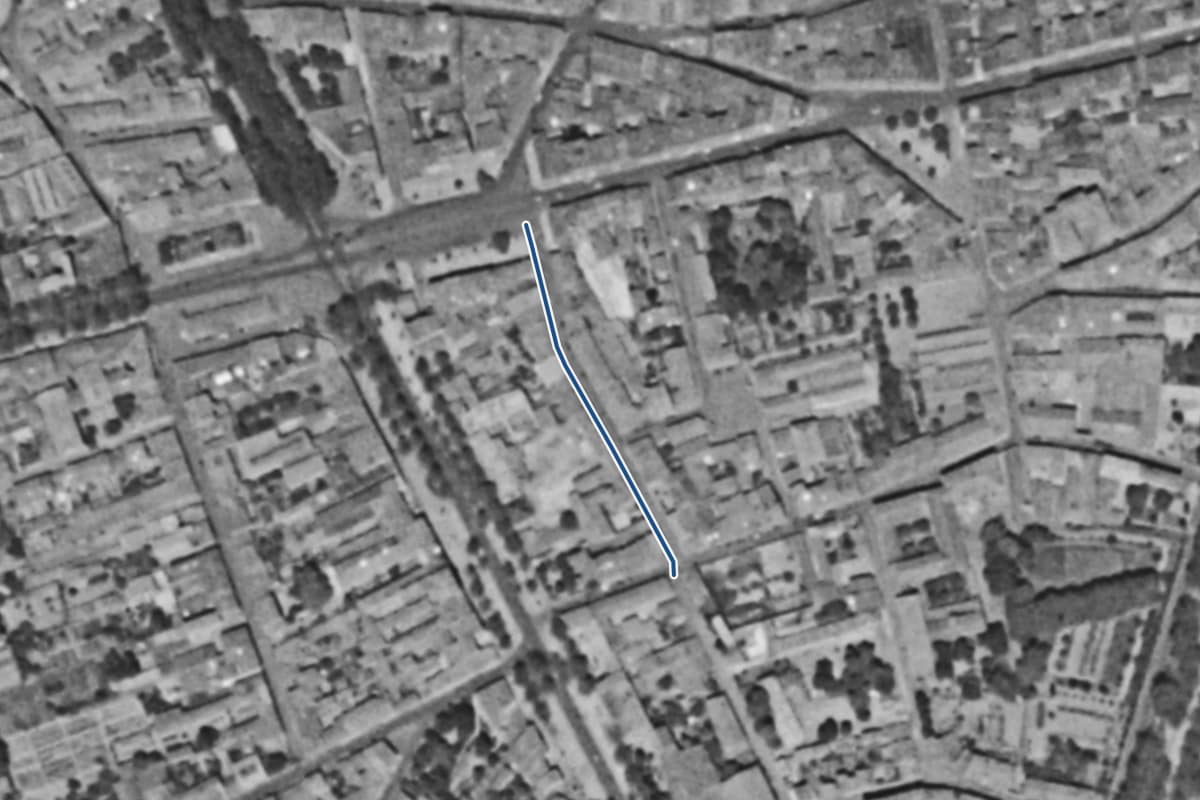Vue aérienne de la rue Joseph-Vié en 1954, en noir et blanc, la voie tracée en bleu