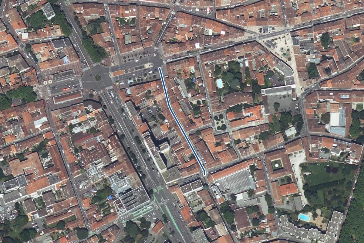 Vue aérienne de la rue Joseph-Vié en 2025, au même cadrage, la voie tracée en bleu