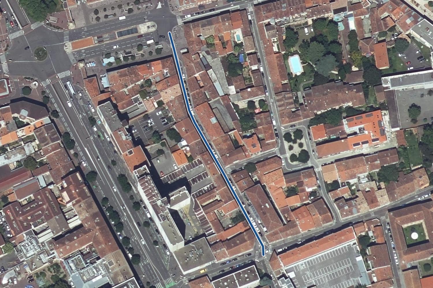 Vue aérienne de la rue Joseph-Vié à Toulouse, la voie tracée en bleu
