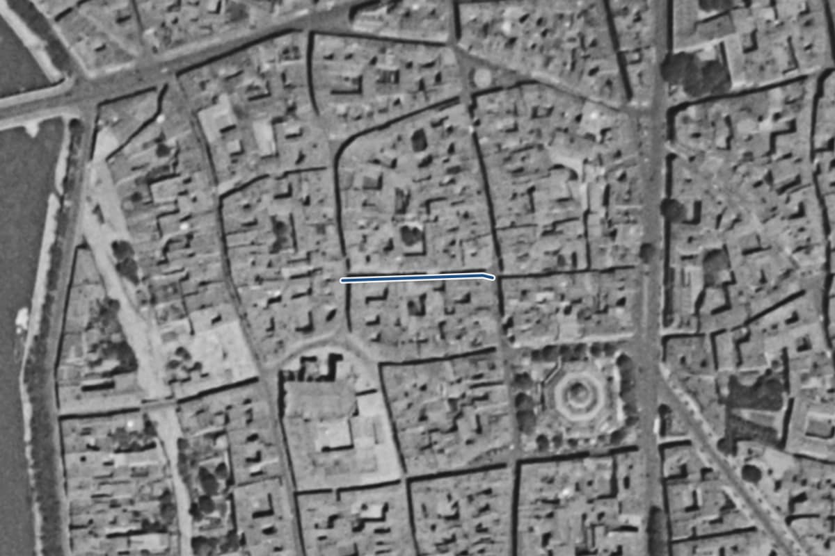 Vue aérienne de la rue Joutx-Aigues en 1954, en noir et blanc, la voie tracée en bleu