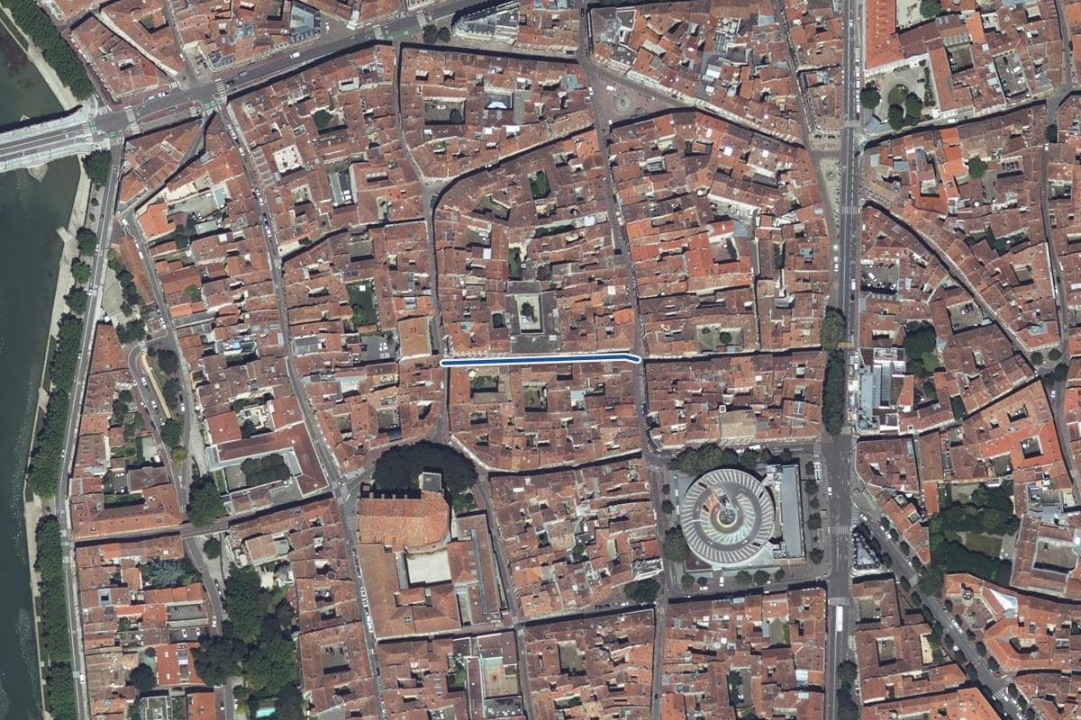Vue aérienne de la rue Joutx-Aigues en 2025, au même cadrage, la voie tracée en bleu